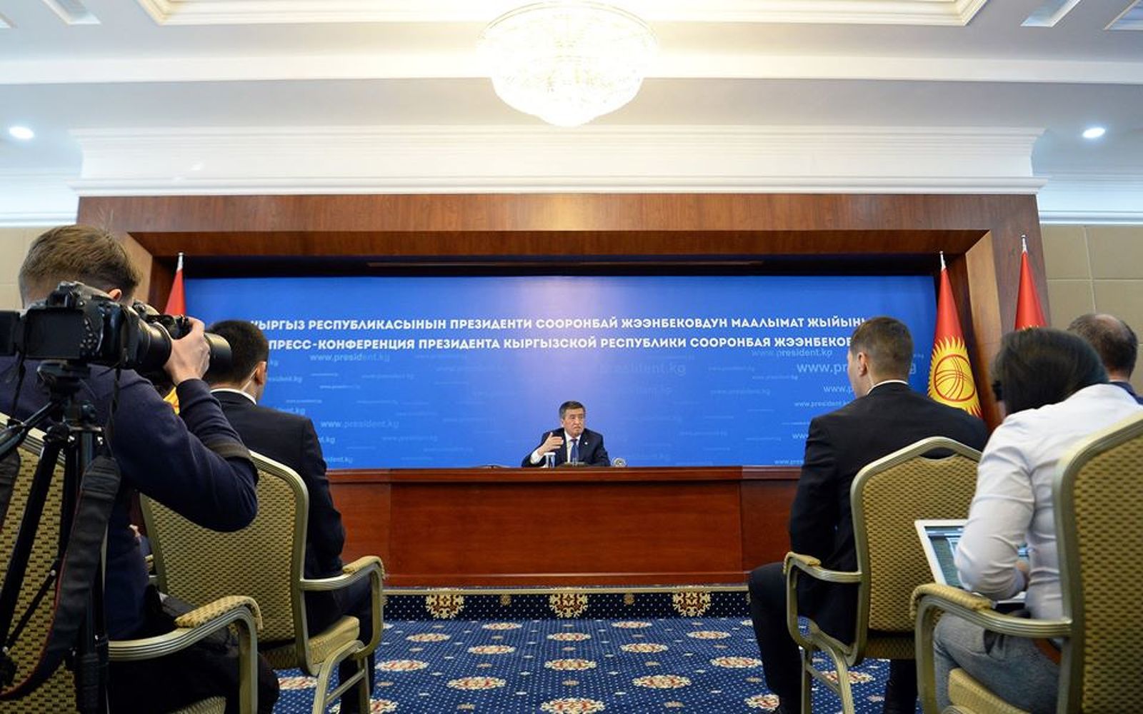 Президент уверен, что в России к кыргызстанцам относятся лучше, чем к другим — Today.kg