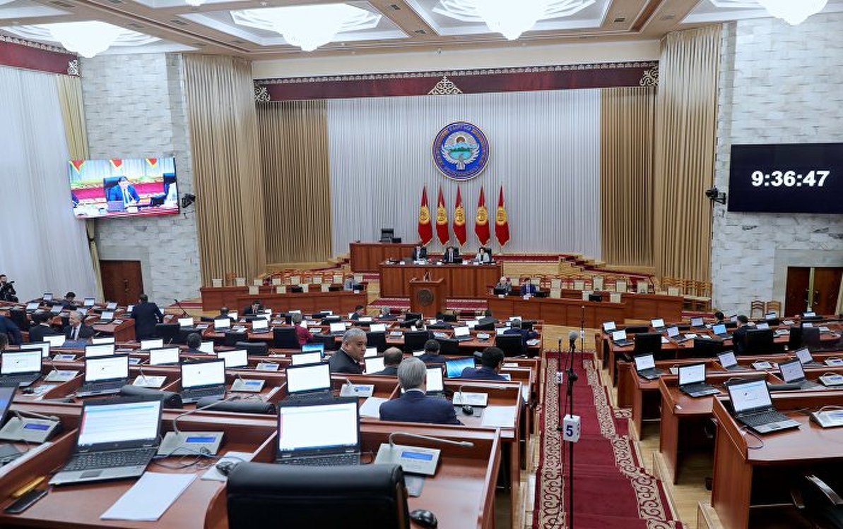 На заседании Жогорку Кенеша сидят всего 10 депутатов — Today.kg