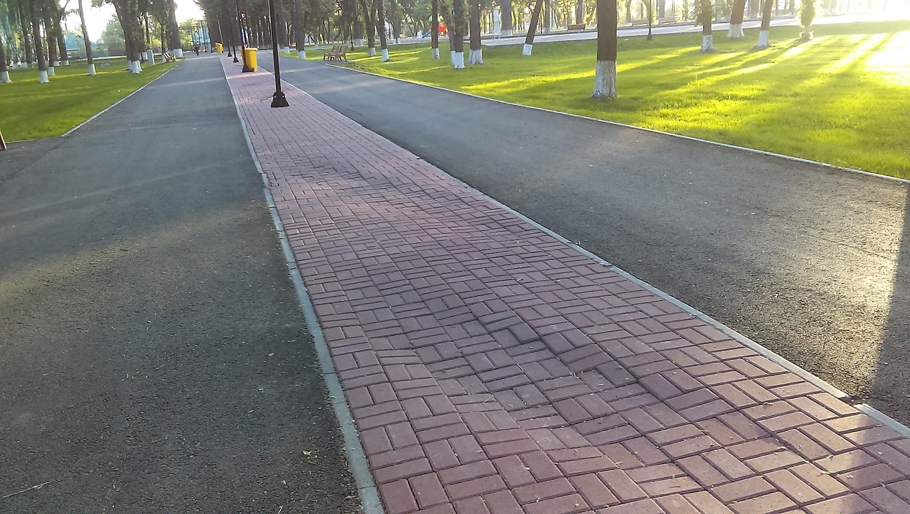 В парке Тулебердиева поменяли просевшую брусчатку. Тротуар повредила машина МЧС — Today.kg