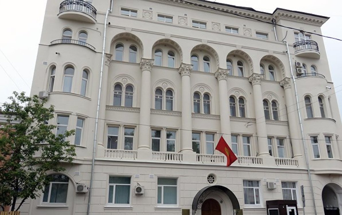 Кыргызстанцы собрались у посольства в России — требуют отправить их домой — Today.kg