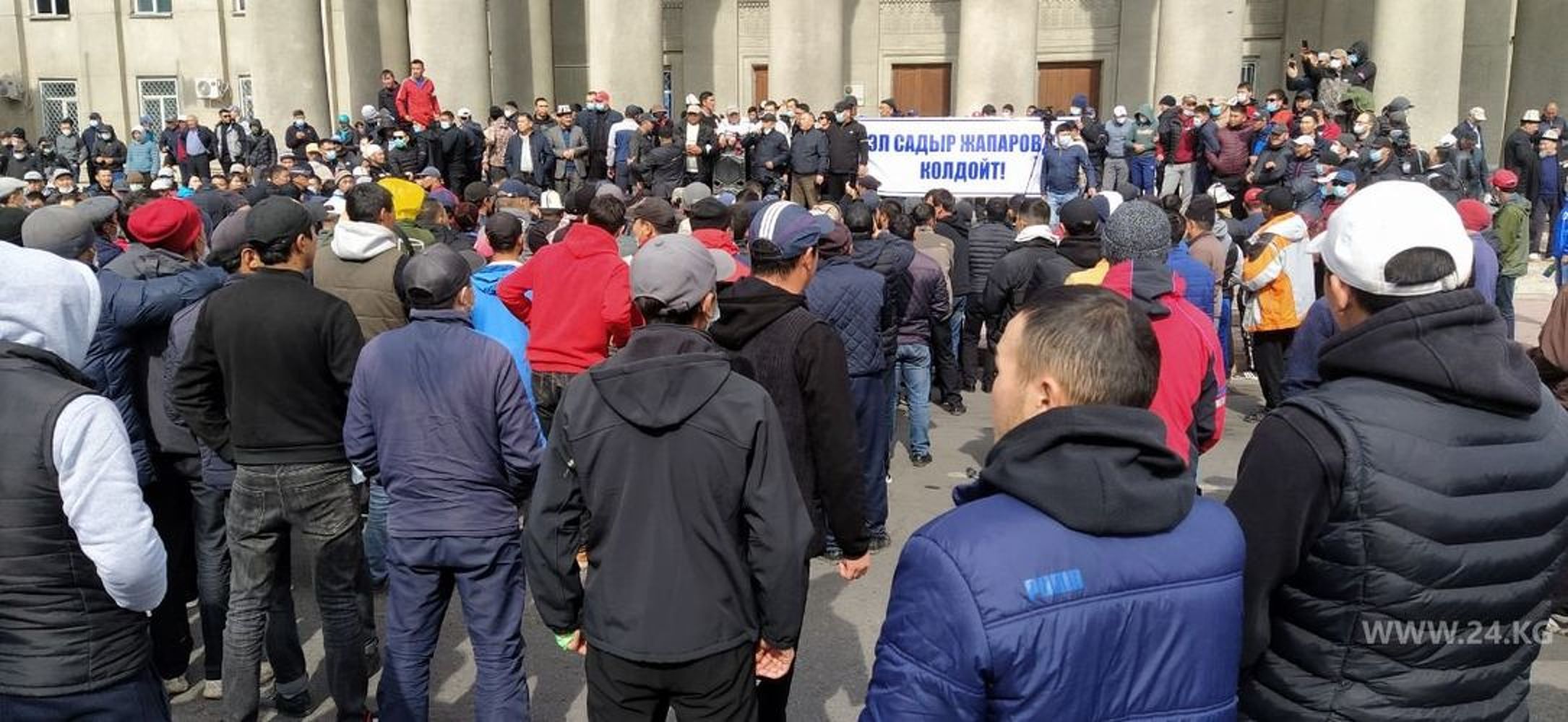 Ситуация у Дома правительства в Бишкеке накаляется — Today.kg