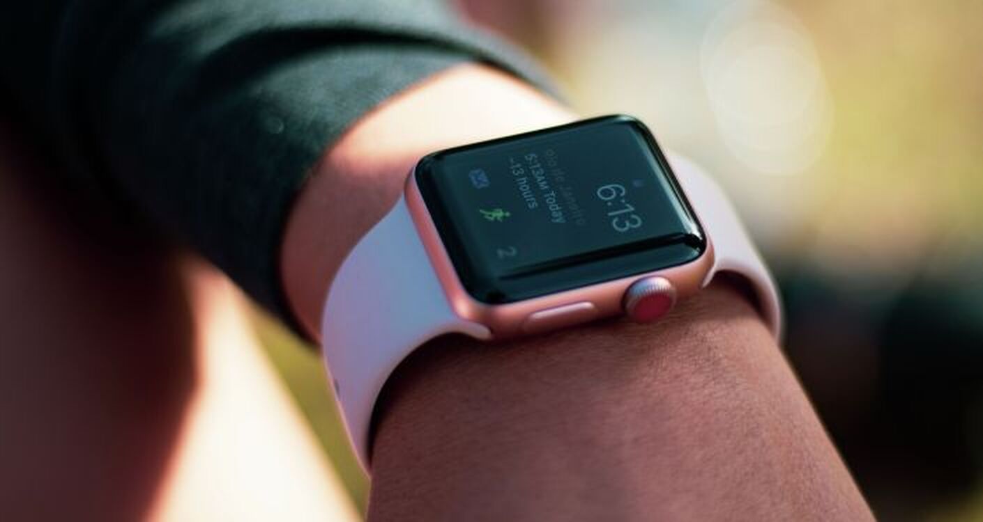 Владельцам iPhone и Apple Watch предложат подуть на смартфон — для чего — Today.kg