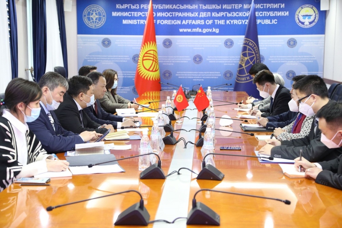 Руслан Казакбаев встретился со спецпредставителем правительства КНР Ли Хуэй — Today.kg
