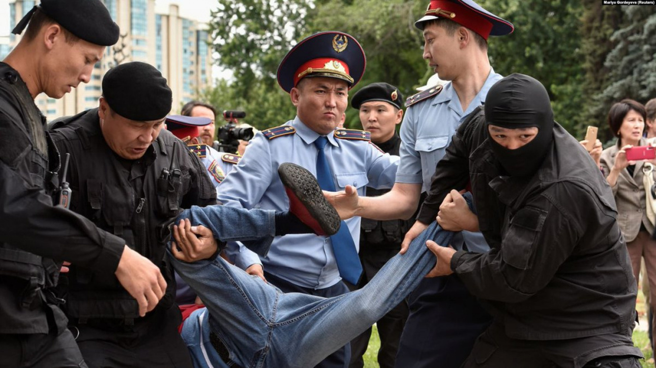 В Алматы полиция массово задерживает протестующих, собравшихся с лозунгом  Токаев - не мой президент — Today.kg