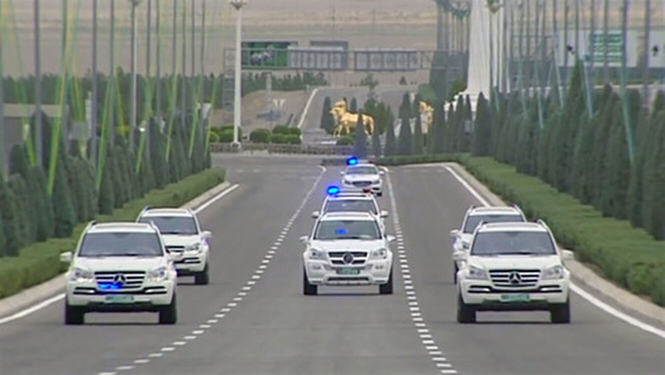 В Туркменистане вновь требуют от граждан использовать только белые автомобили — Today.kg