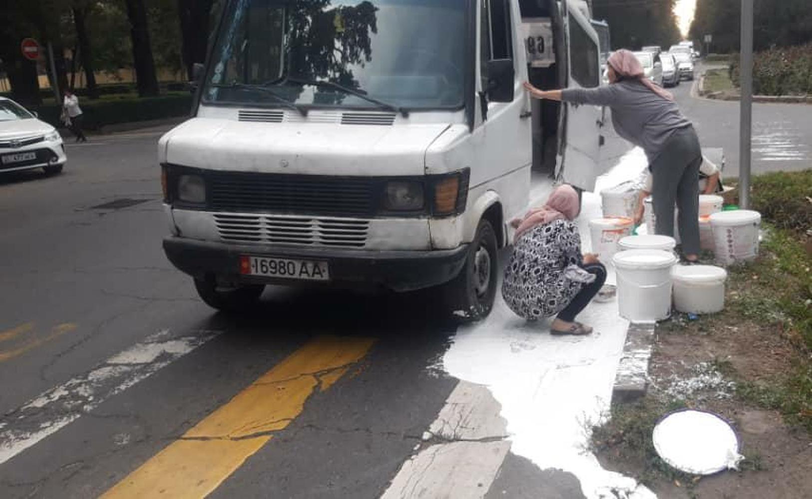 В Бишкеке водитель разлил краску на дороге. Его оштрафовали на 20 тыс сомов — Today.kg