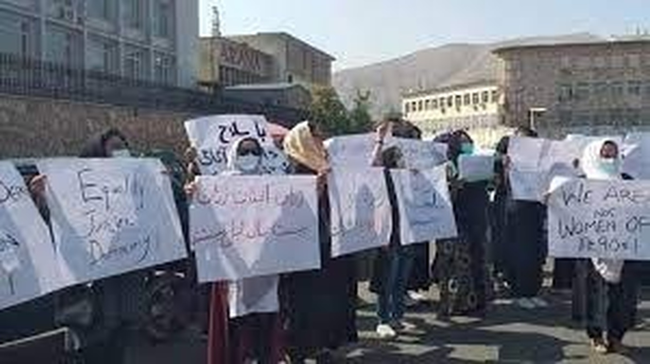 Талибы открыли стрельбу и применили газ для разгона женской акции протеста — Today.kg
