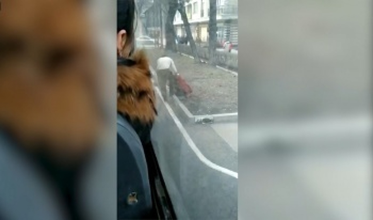 В Бишкеке троллейбус сбил пешехода. В мэрии обвинили потерпевшую — Today.kg