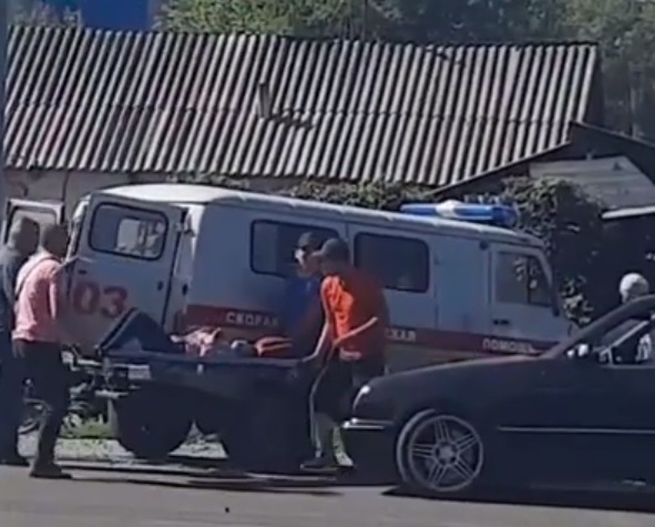 Автомашина сбила на тротуаре продавщицу Шоро (видео) — Today.kg