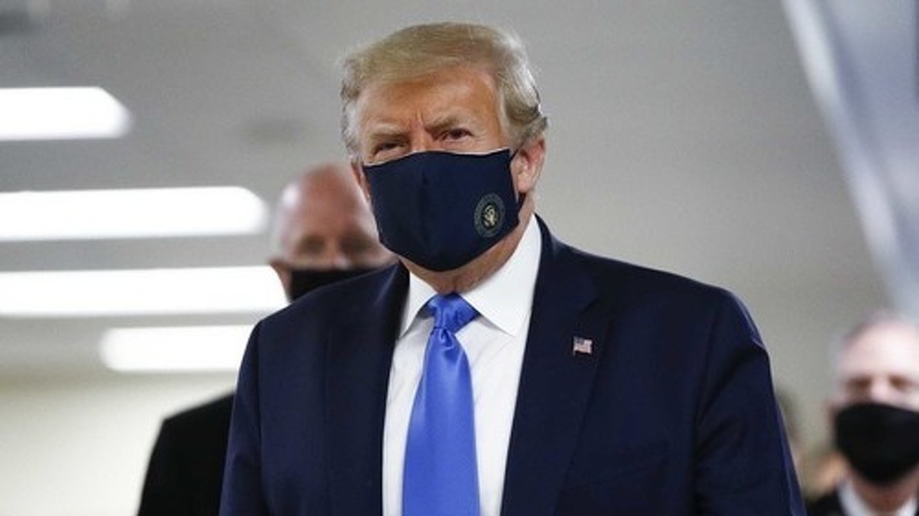 Трамп впервые за время пандемии коронавируса появился в маске — Today.kg