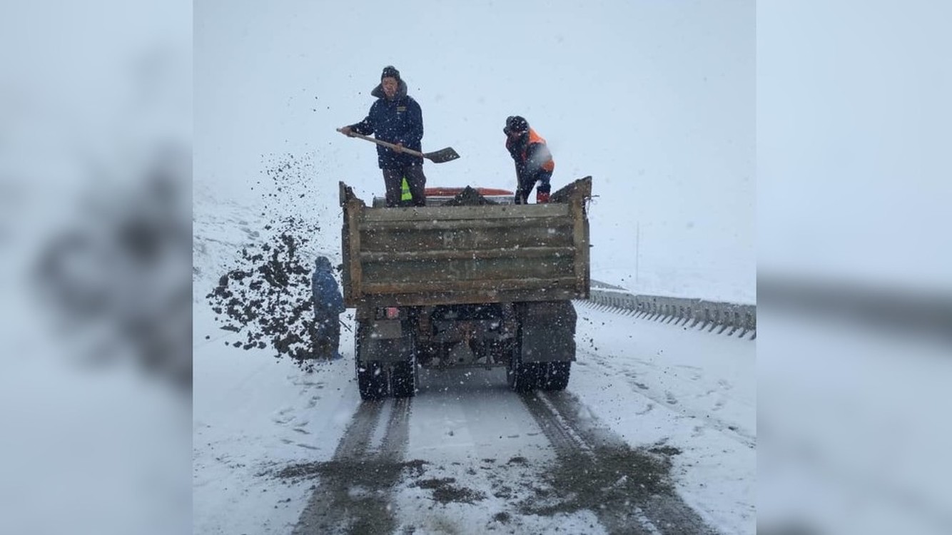 На некоторых перевалах идёт снег. Дорожники очищают дорогу и подсыпают инертные материалы — Today.kg