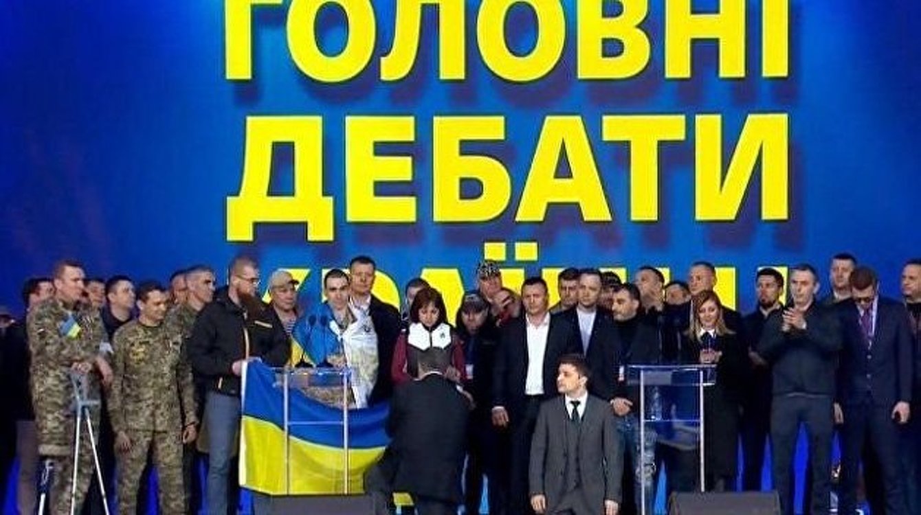 Кандидаты в президенты Украины встали на колени во время дебатов — Today.kg