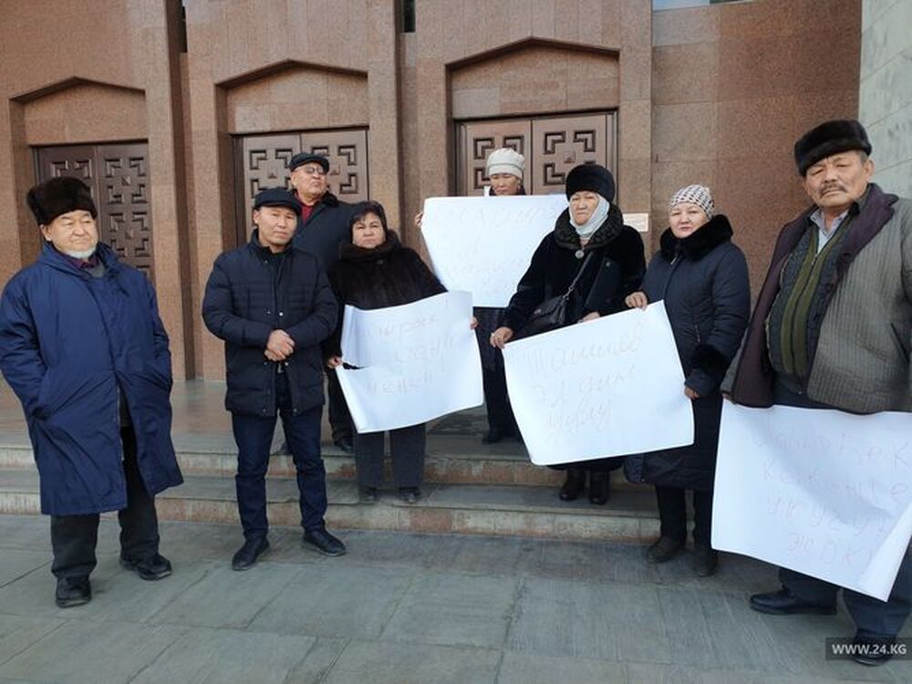 Восемь человек митинговали в поддержку Шайырбека Ташиева у Белого дома — Today.kg
