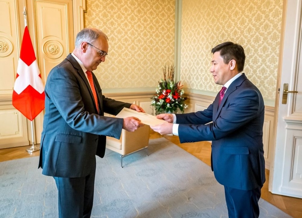 Алмазбек Бейшеналиев вручил верительные грамоты президенту Швейцарии — Today.kg