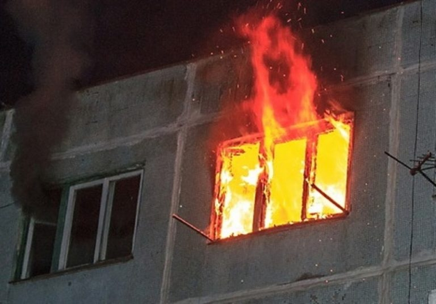 Видео - В четвертом микрорайоне Бишкека горит квартира — Today.kg