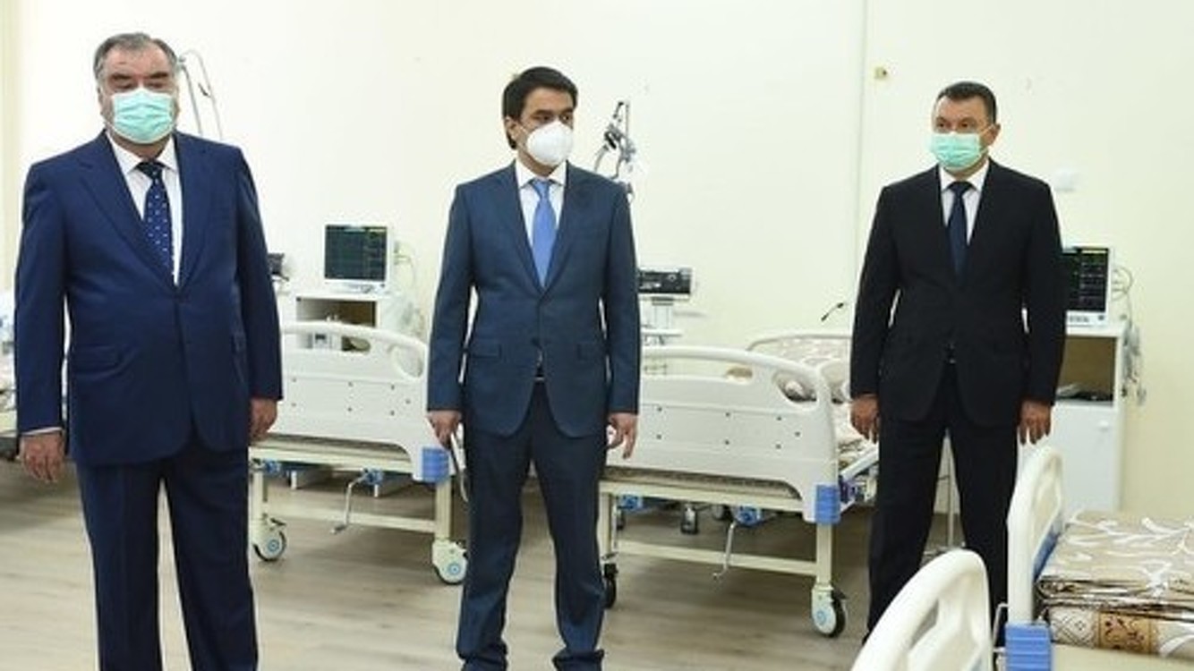 Президент Таджикистана Эмомали Рахмон впервые появился в маске. Фото — Today.kg