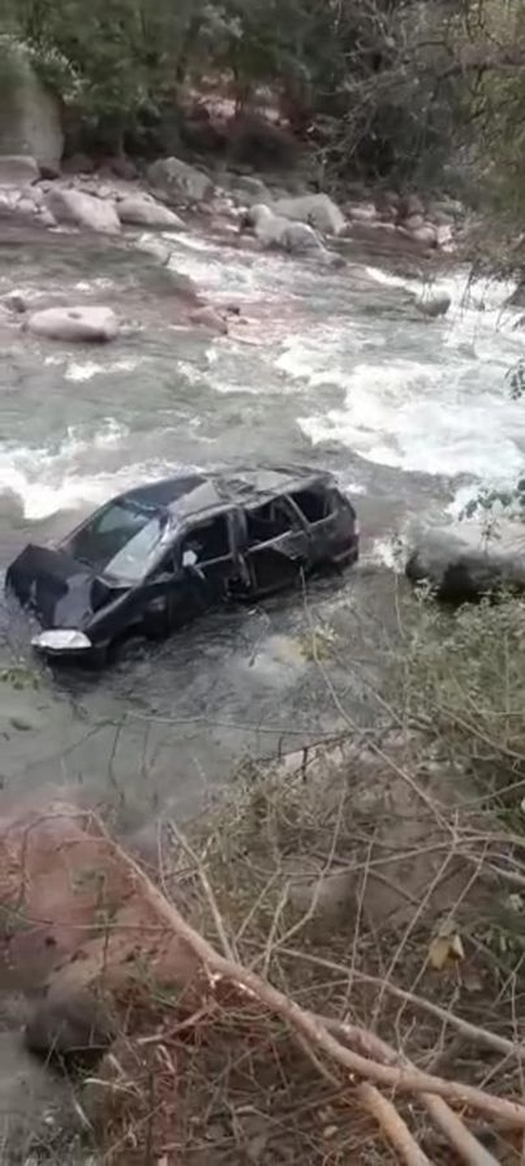 Автомобиль упал в реку Чичкан. Погибла одна женщина — Today.kg