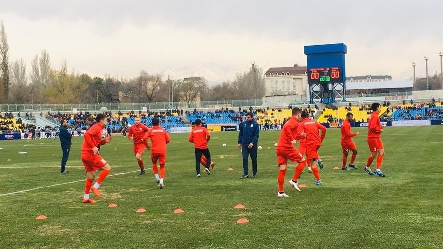 В Бишкеке милиция задержала болельщика, пытавшего попасть на футбольное поле на матче Кыргызстан -  Япония — Today.kg