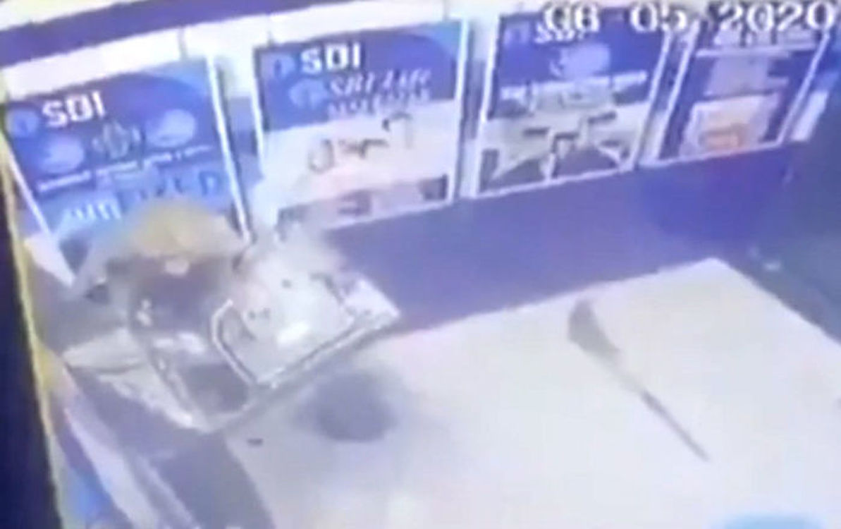 Обезьяна вскрыла банкомат в Нью-Дели — видео с камеры наблюдения — Today.kg