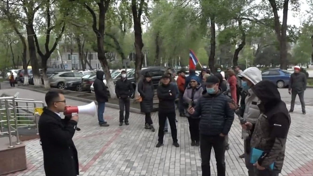 В Бишкеке несколько партий вышли на митинг — требовали отменить итоги выборов — Today.kg
