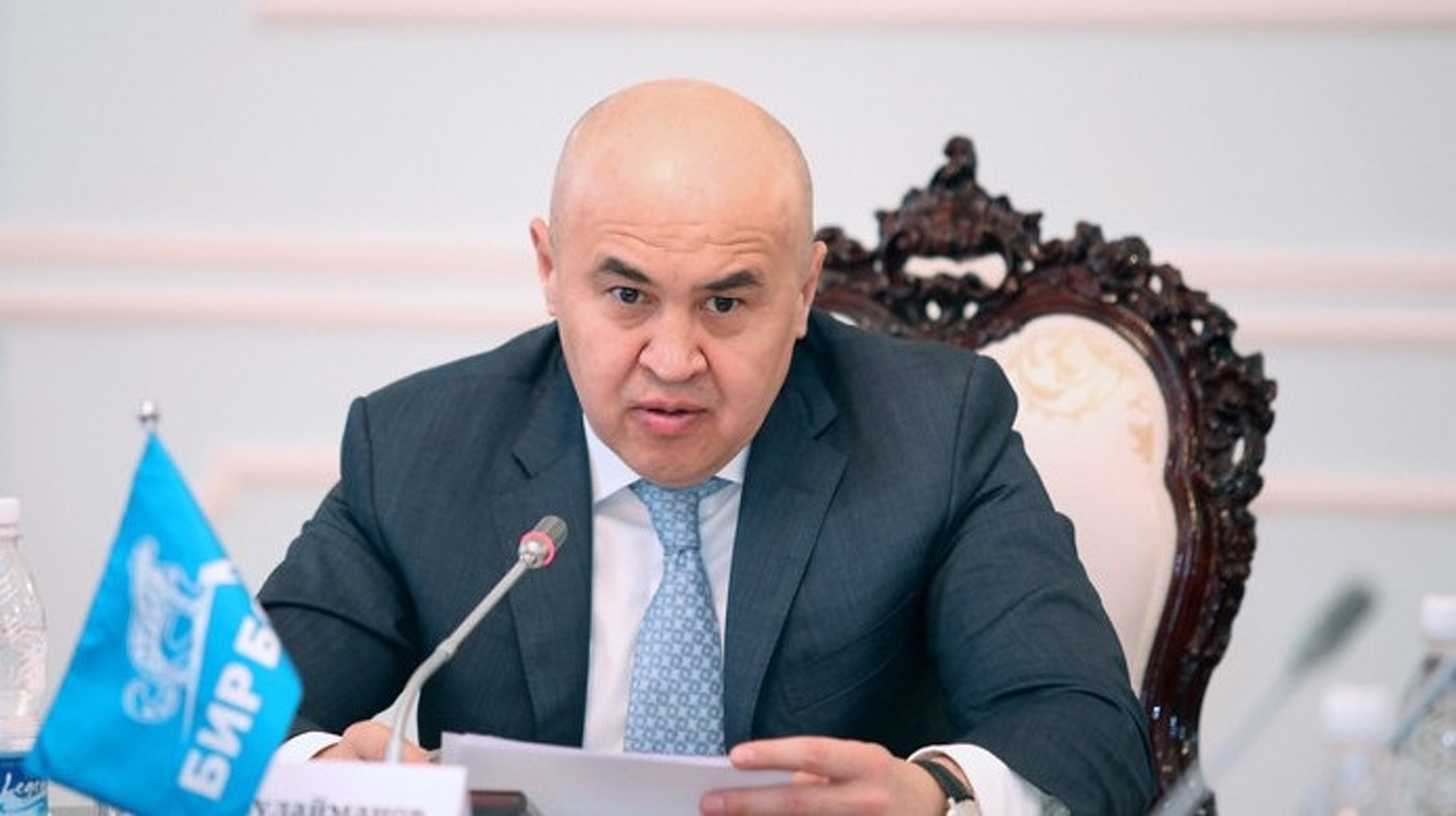 Депутат Алтынбек Сулайманов требует срочно уволить двух губернаторов, которые спали на собрании с участием президента — Today.kg