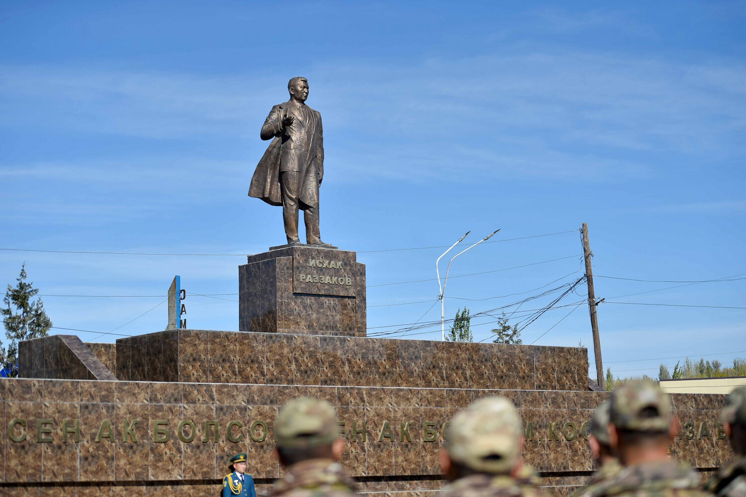 В Баткене открыли памятник государственному деятелю Исхаку Раззакову — Today.kg