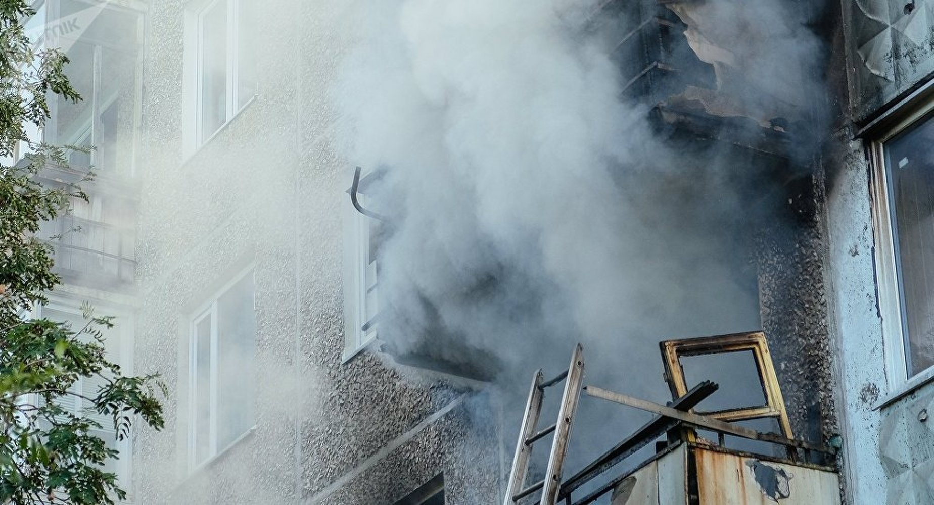 В Бишкеке горит квартира в многоэтажном доме — Today.kg