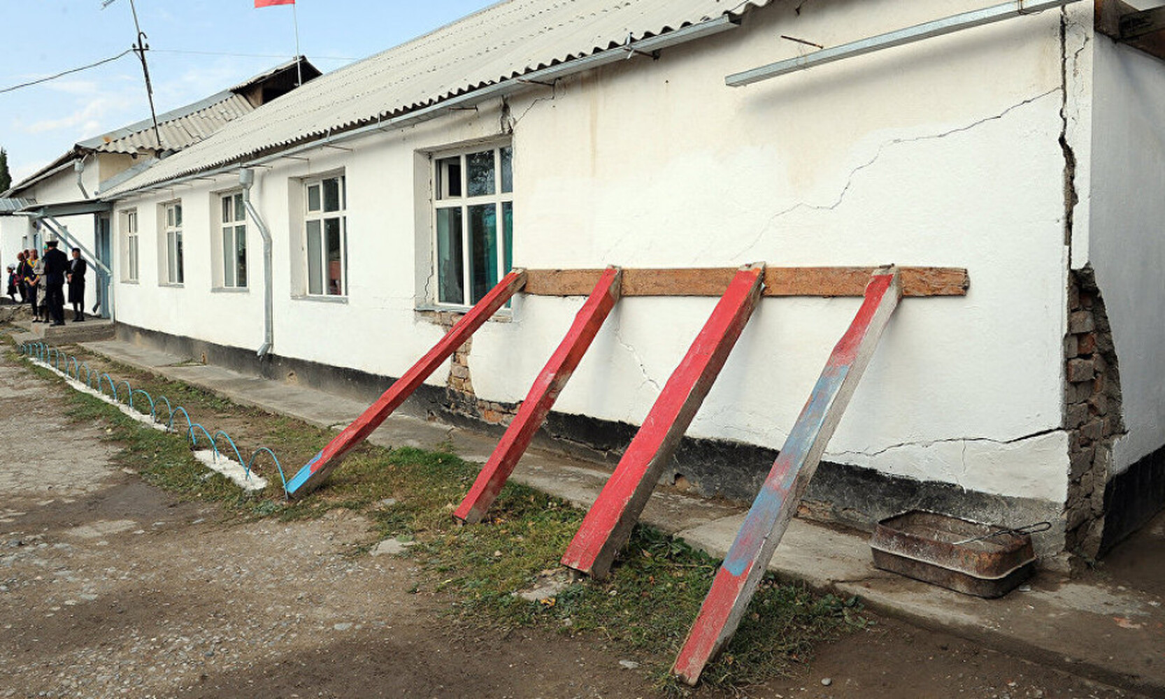 МЧС признало школу в Казармане аварийной. В ней до сих пор учатся дети — Today.kg