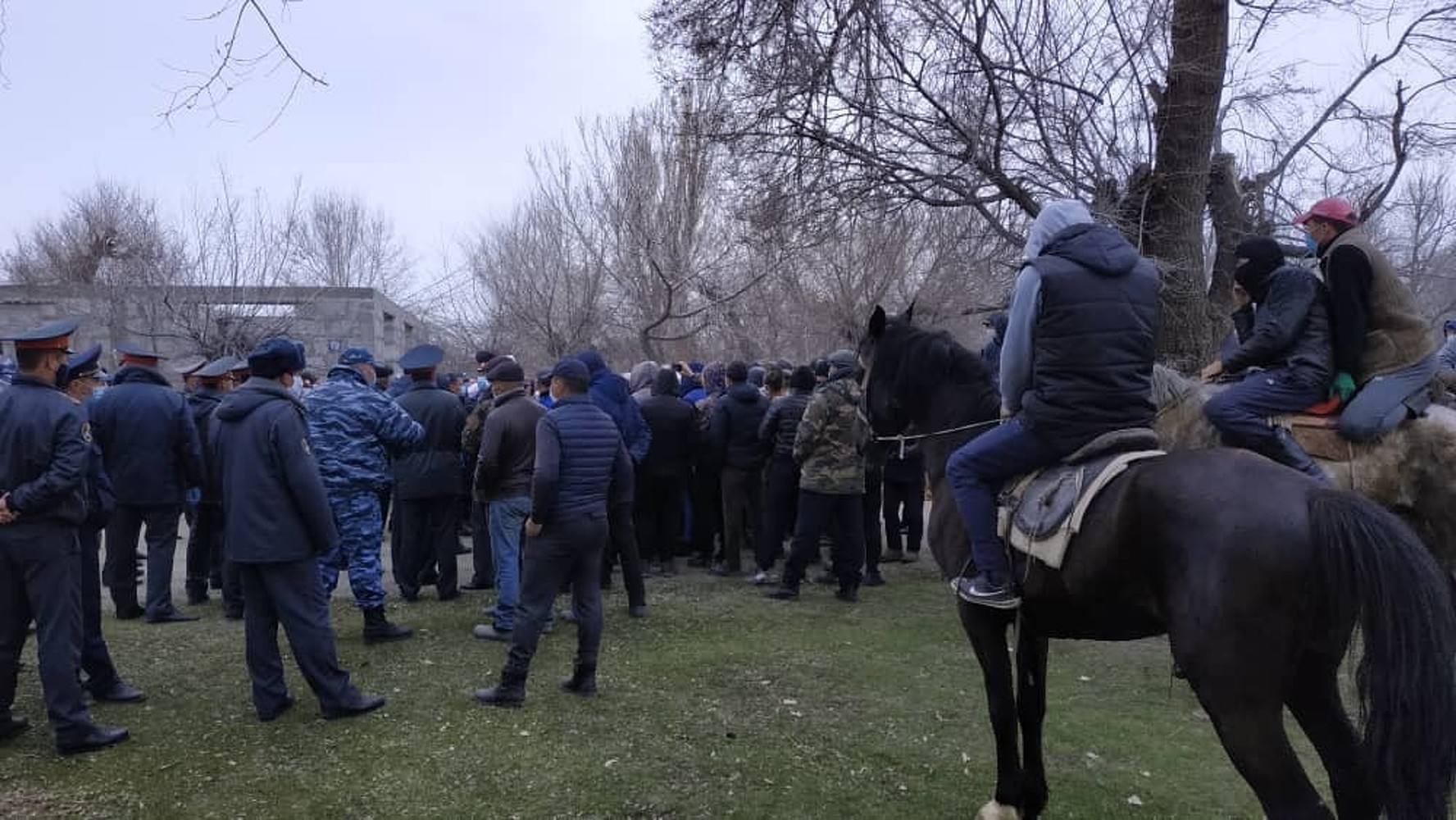 Бунт в селе Иссык-Куль.  Жители  вышли на митинг — Today.kg