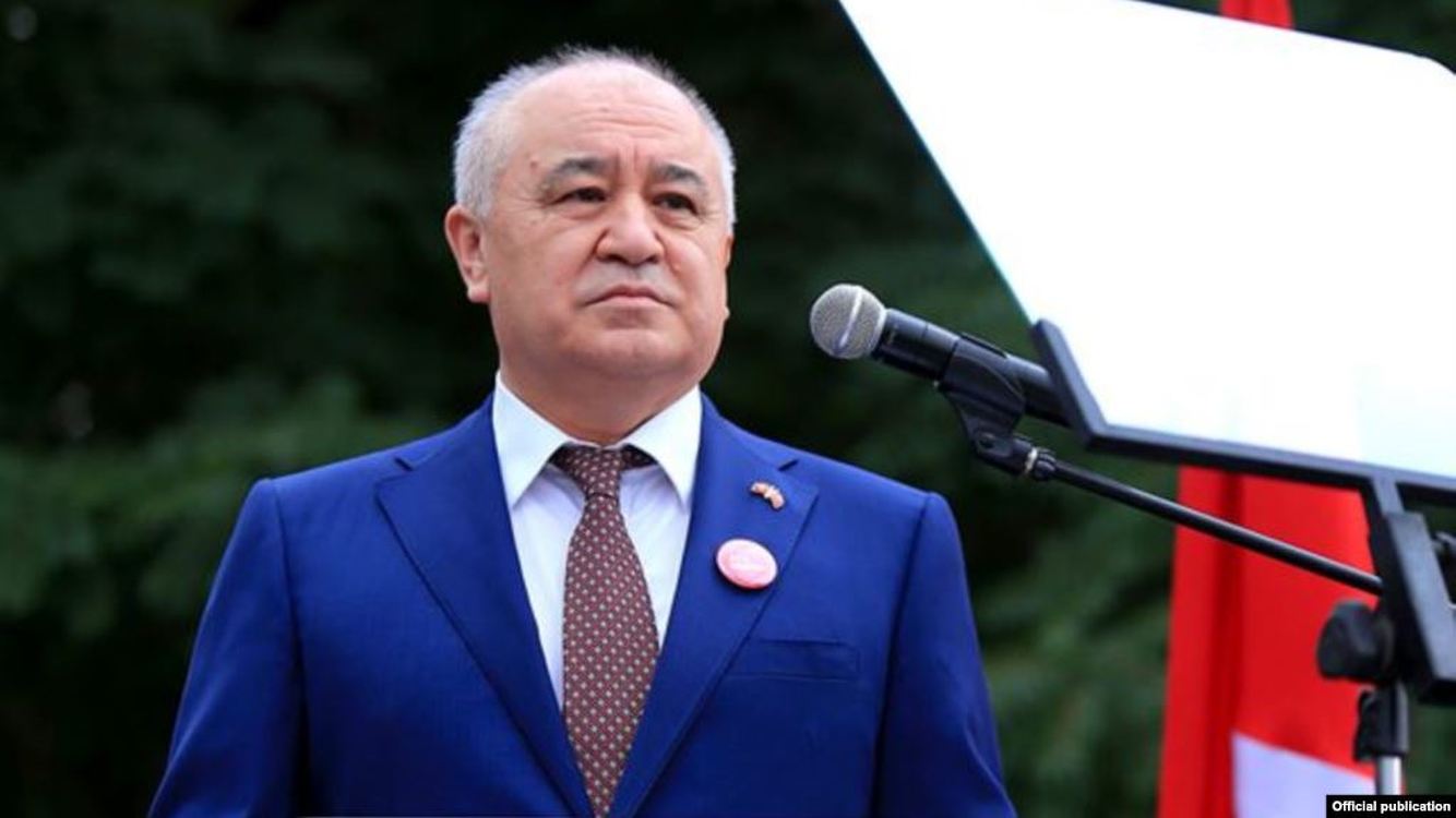Жапаров сможет баллотироваться в президенты, если сложит полномочия и.о. главы государства и премьера — Текебаев — Today.kg