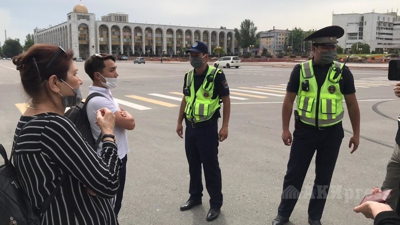 В Бишкеке прошла акция за права граждан во время ЧС и ЧП. Пришли 3 человека — Today.kg