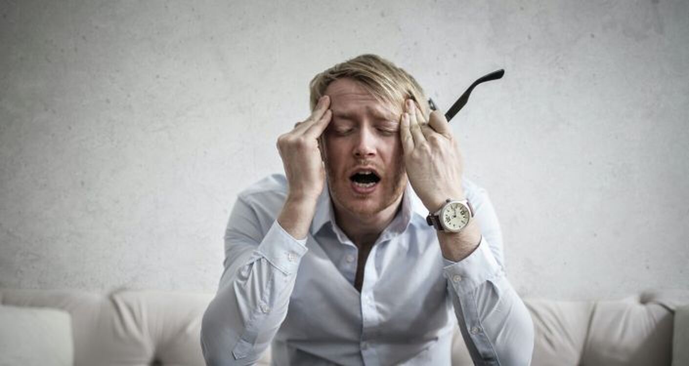 Проснулись с головной болью? Невролог назвал вредные позы для сна — Today.kg