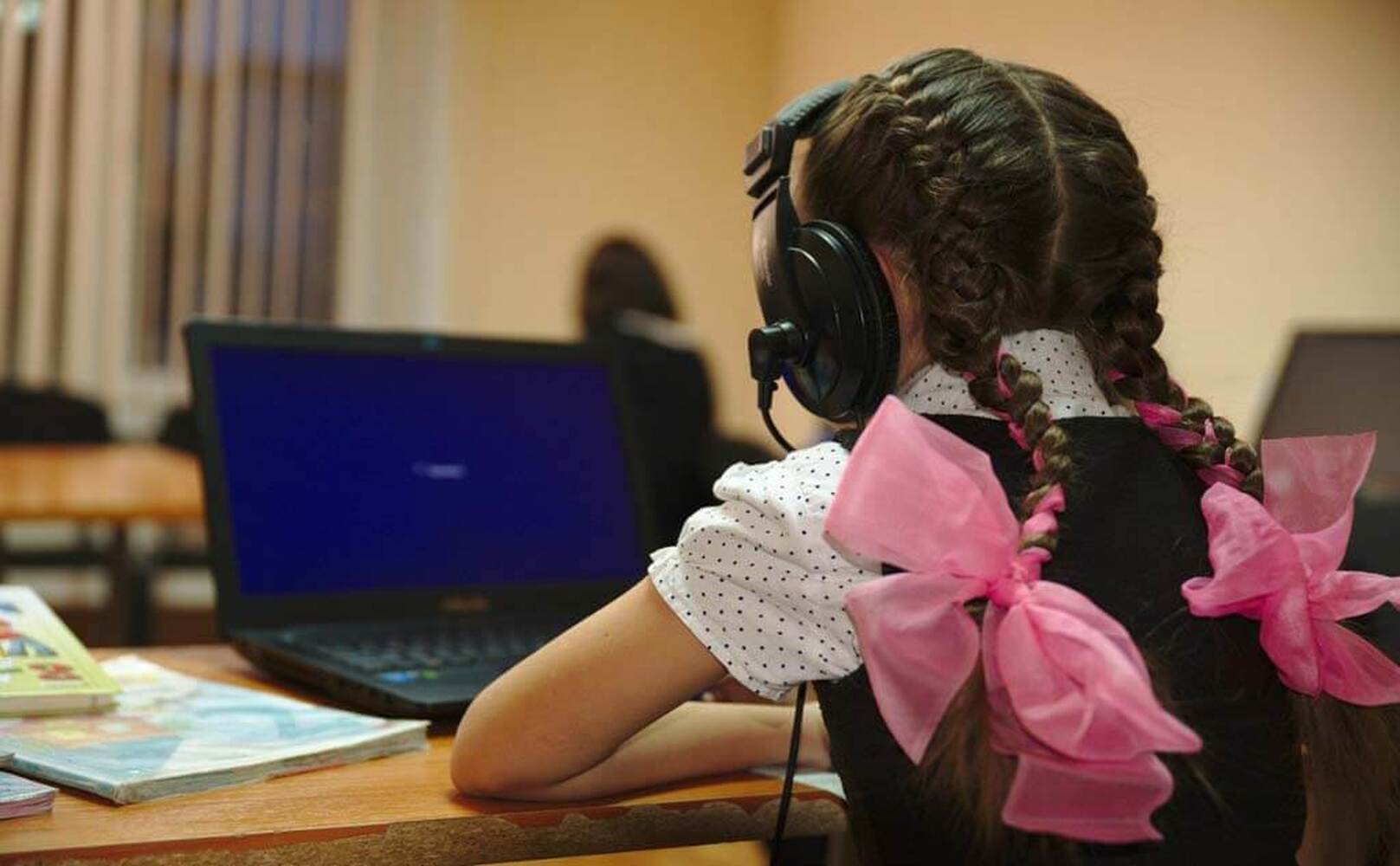 В Бишкеке ученики 6, 7, 8 и 10 классов продолжат учебу в онлайн-режиме — Today.kg