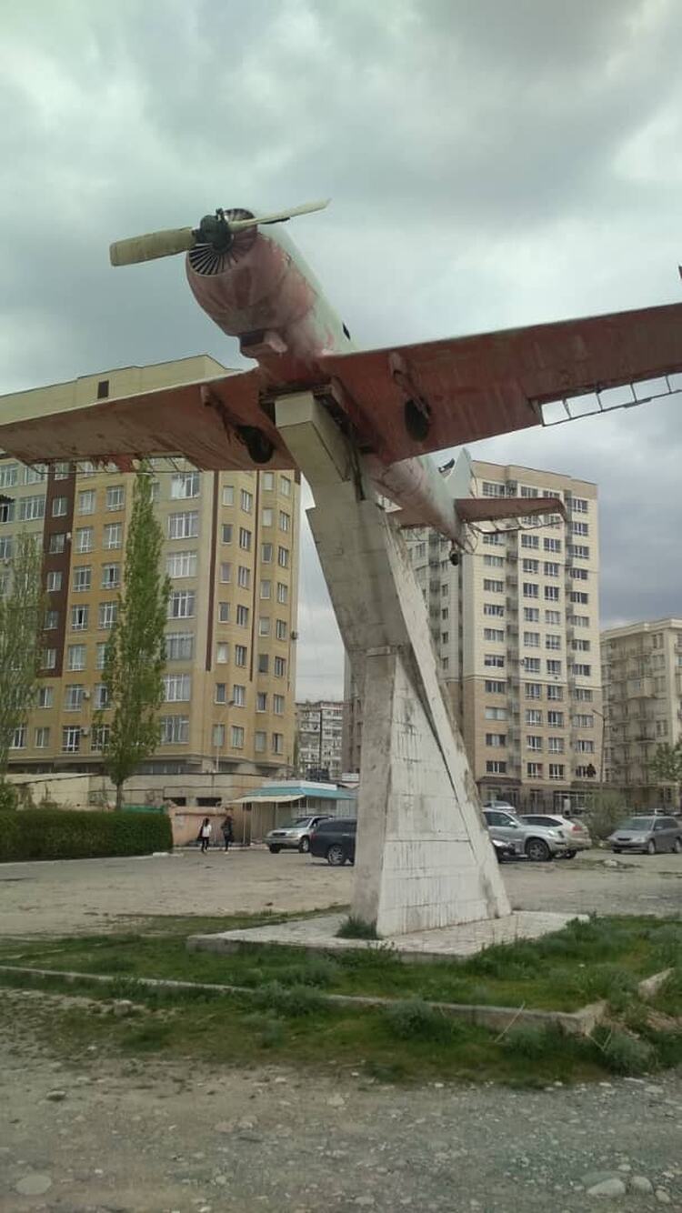 Памятник самолету Як-50 в 12-м микрорайоне Бишкека нуждается в реставрации — Today.kg