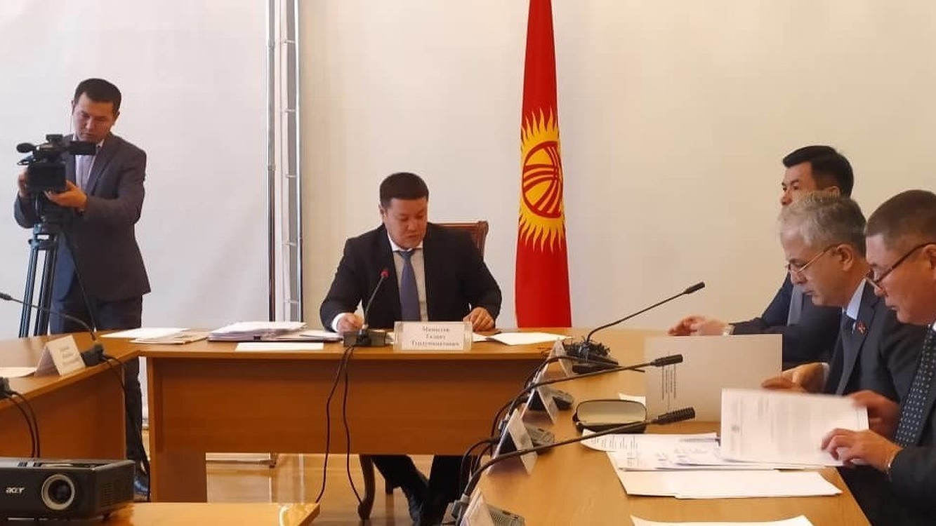 В Жогорку Кенеше началось заседание депутатской комиссии по Айеркену Саимаити — Today.kg