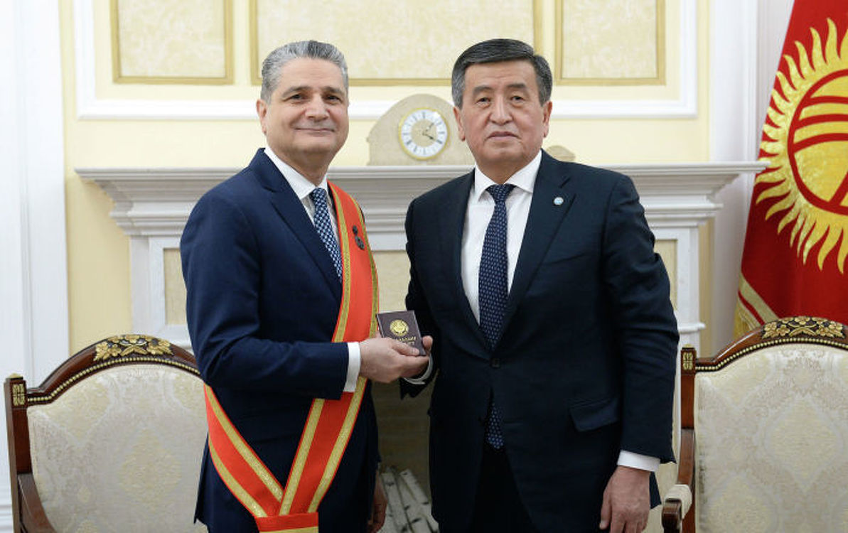 Президент С.Жээнбеков наградил председателя Коллегии ЕЭК Т.Саркисяна медалью «Данк» — Today.kg