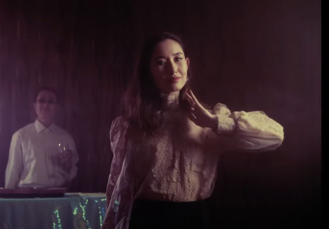Алия Шагиева записала клип на свою первую песню Странный мир. Видео — Today.kg