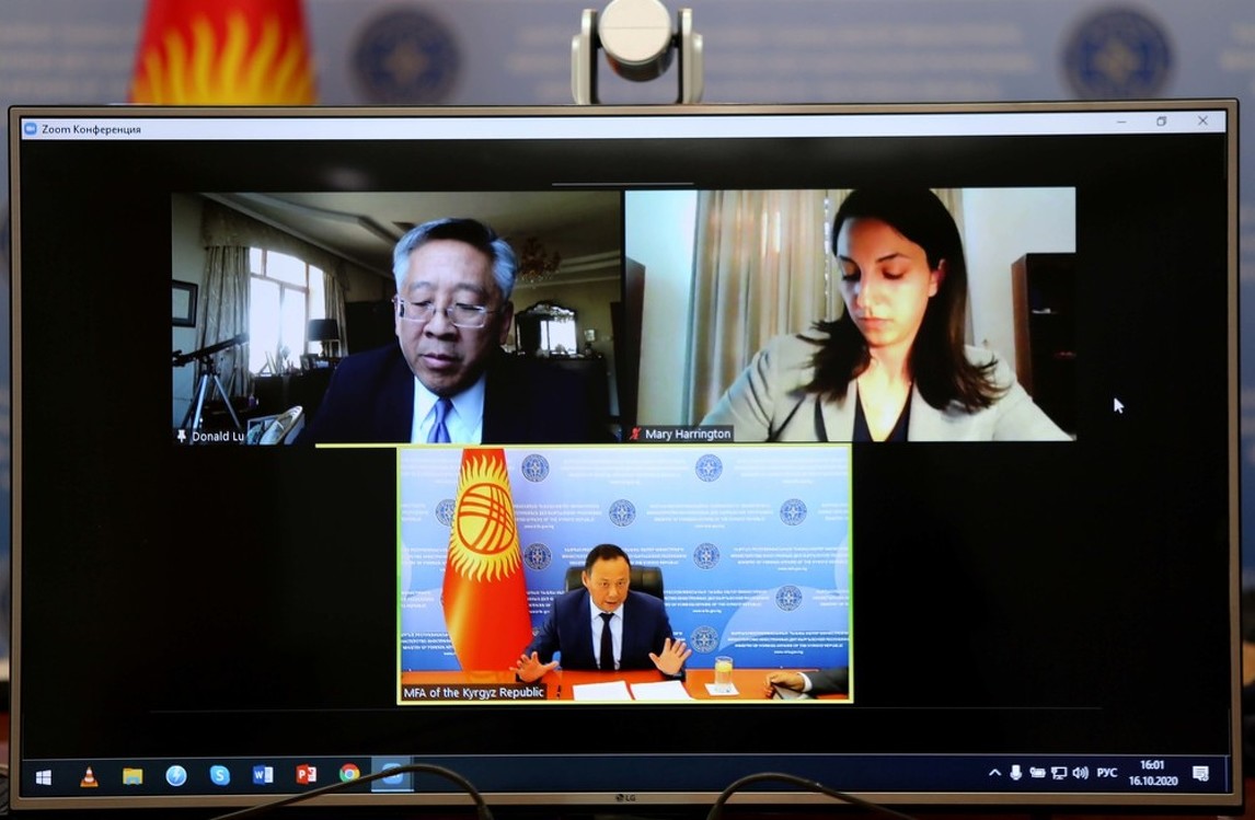 Глава МИД Р.Казакбаев и посол США Д.Лу сошлись во мнении о сотрудничестве в вопросах  борьбы с коррупцией — Today.kg