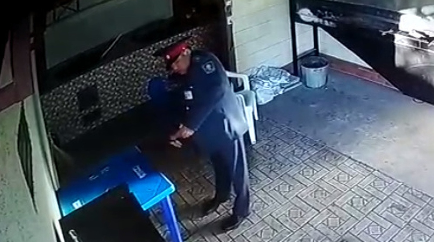 Видео - Во время ШОС в Бишкеке милиционер на посту обворовал кафе? — Today.kg