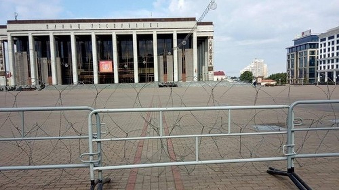В Минск стягивают военную технику, вокруг Дворца республики вооруженное оцепление. Фото — Today.kg