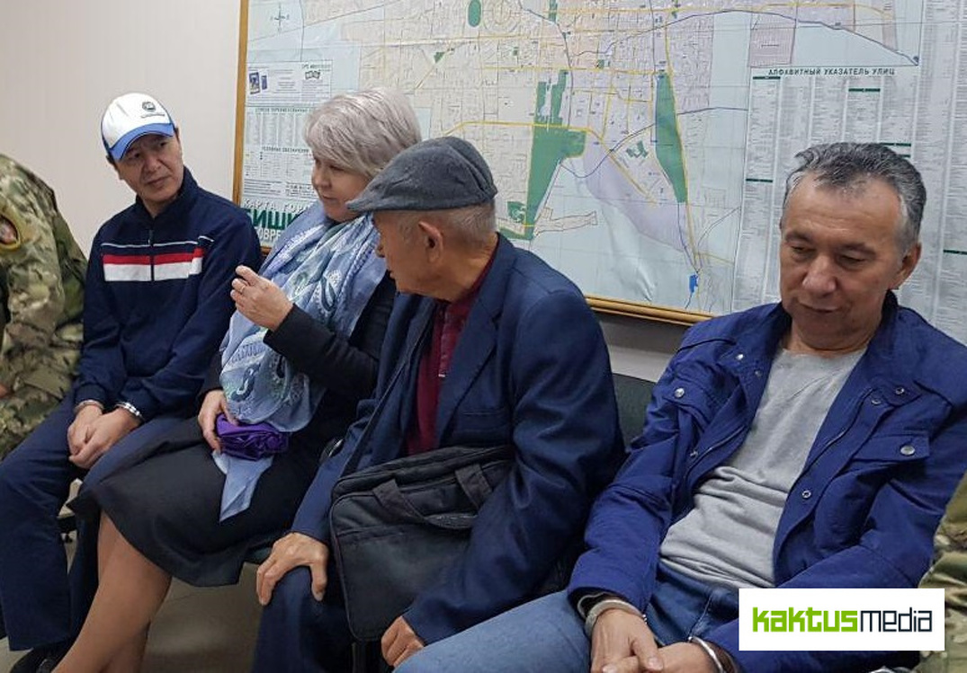 Фото дня: Фарид Ниязов в наручниках ждет суда по продлению меры пресечения — Today.kg