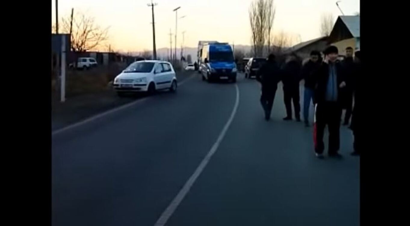 Конфликт на кыргызско-таджикской границе: Местные жители эвакуируются — Today.kg