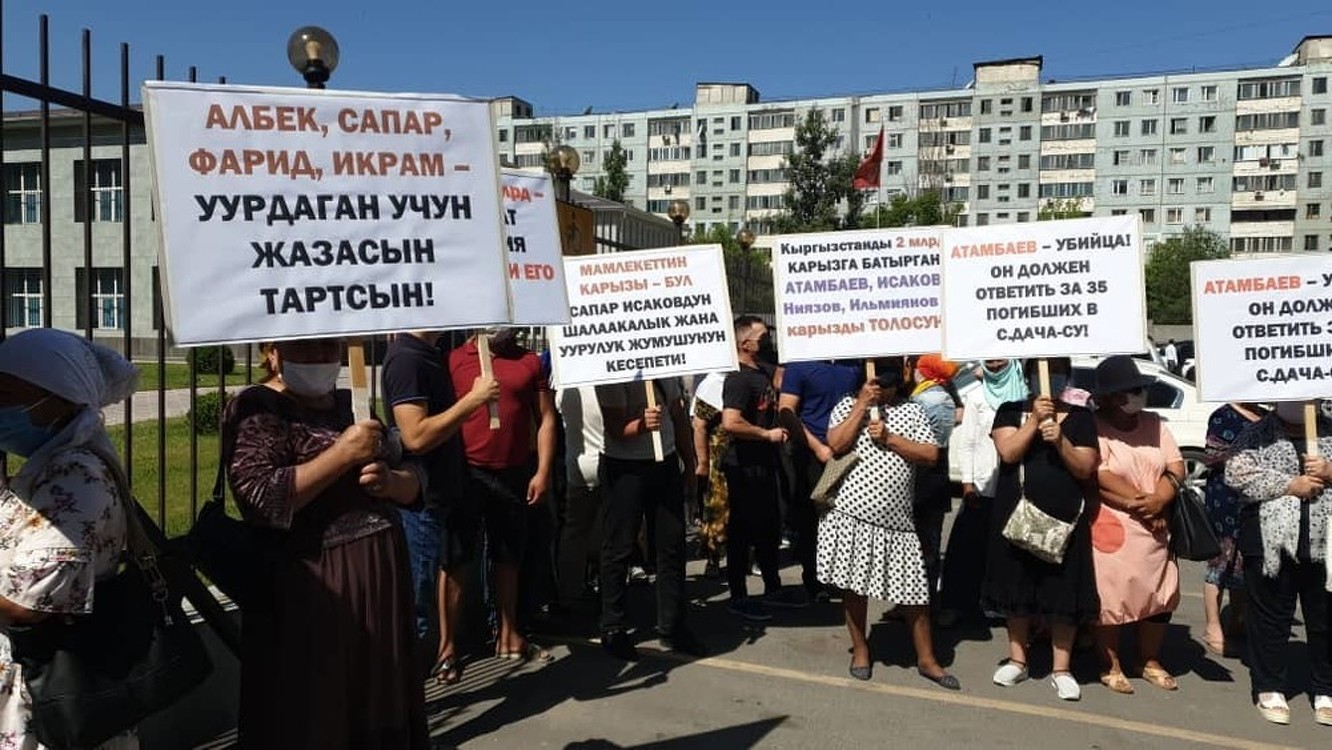 В Бишкеке проходят два митинга: В поддержку Атамбаева и Против Атамбаева — Today.kg