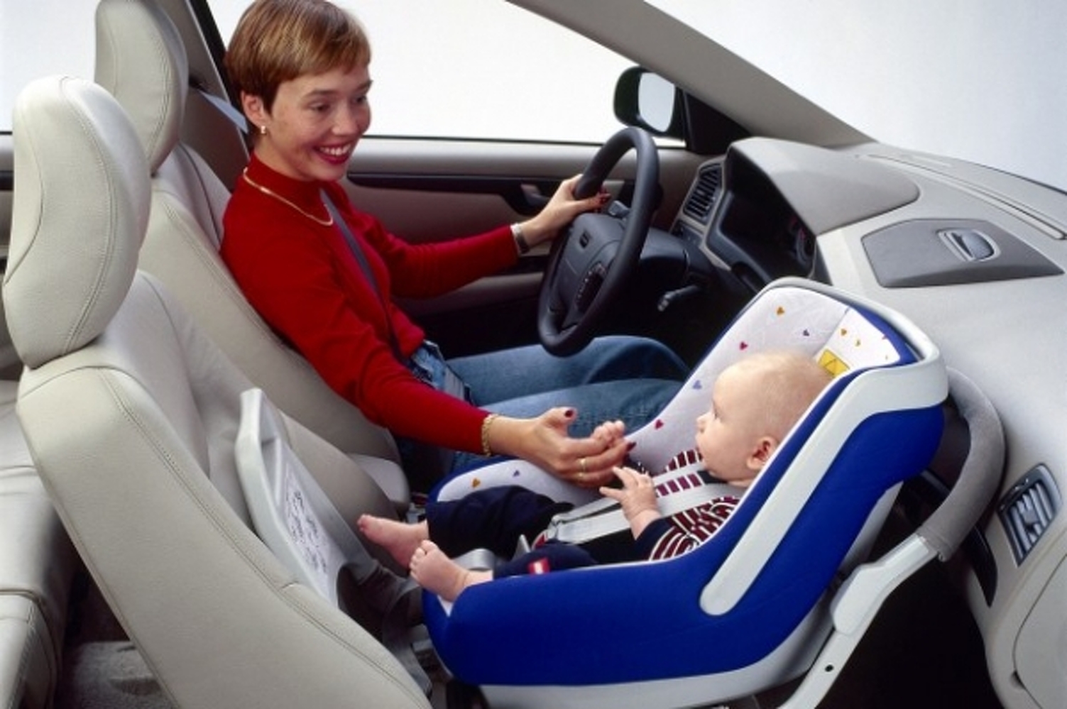 Можно ли перевозить ребенка на переднем сиденье авто? Разъяснение ГУОБДД — Today.kg