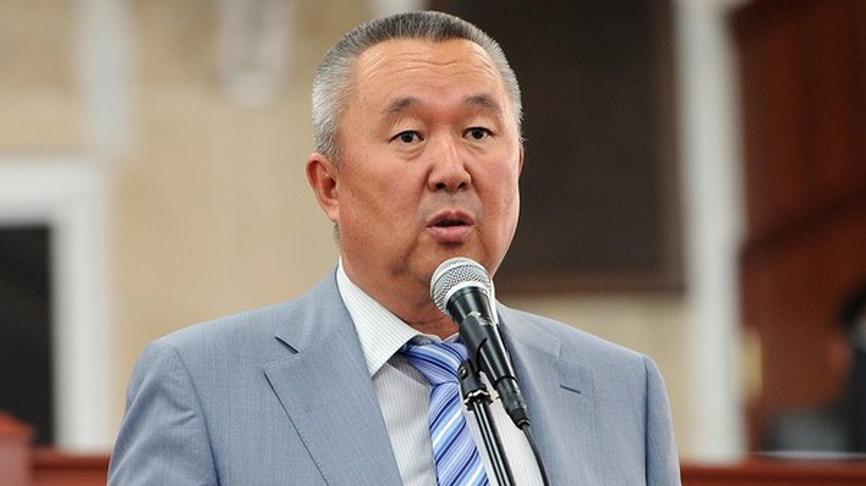 Депутат ЖК : Мэрия Бишкека портит новые дороги, посыпая их зимой песком — Today.kg