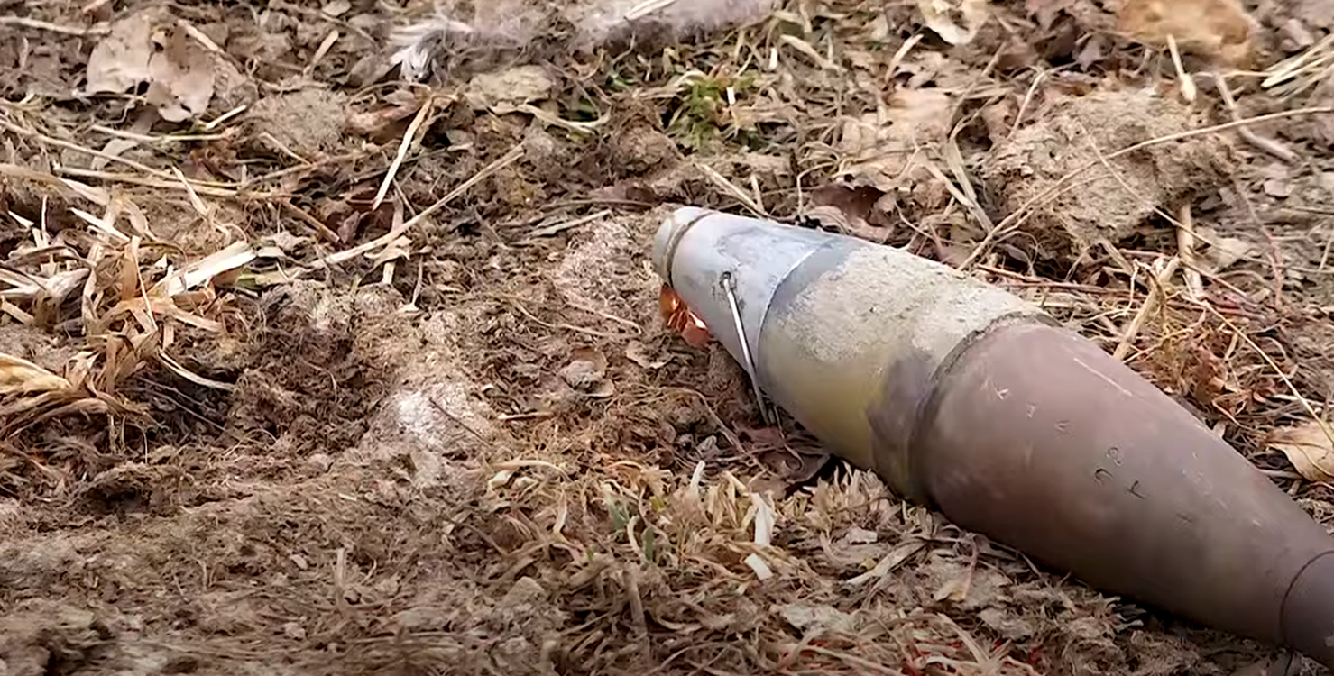 Сюда попал снаряд. Посмотрите видео Ыдырыса Исакова из зоны приграничного конфликта — Today.kg