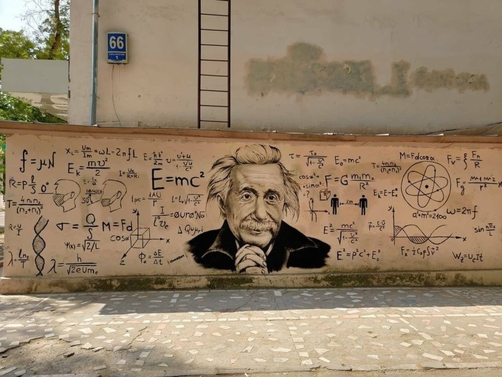 В Ташкенте коммунальщики закрасили граффити с Эйнштейном — Today.kg