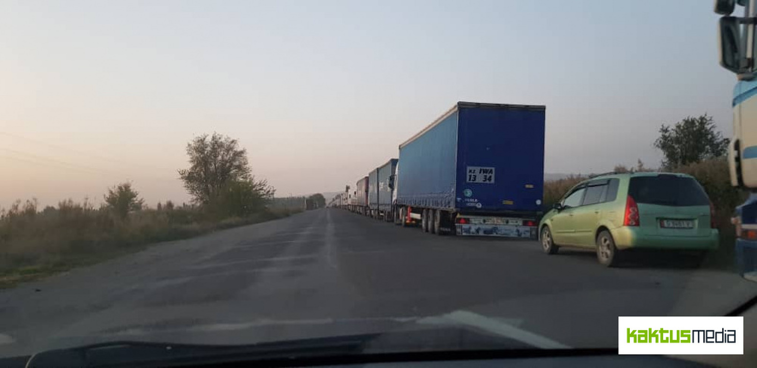 На кыргызско-казахской границе скопилось огромное количество грузовиков — Today.kg