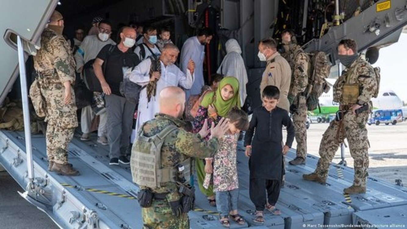 Эвакуируемых в США афганцев разместили на военных базах в Испании — Today.kg