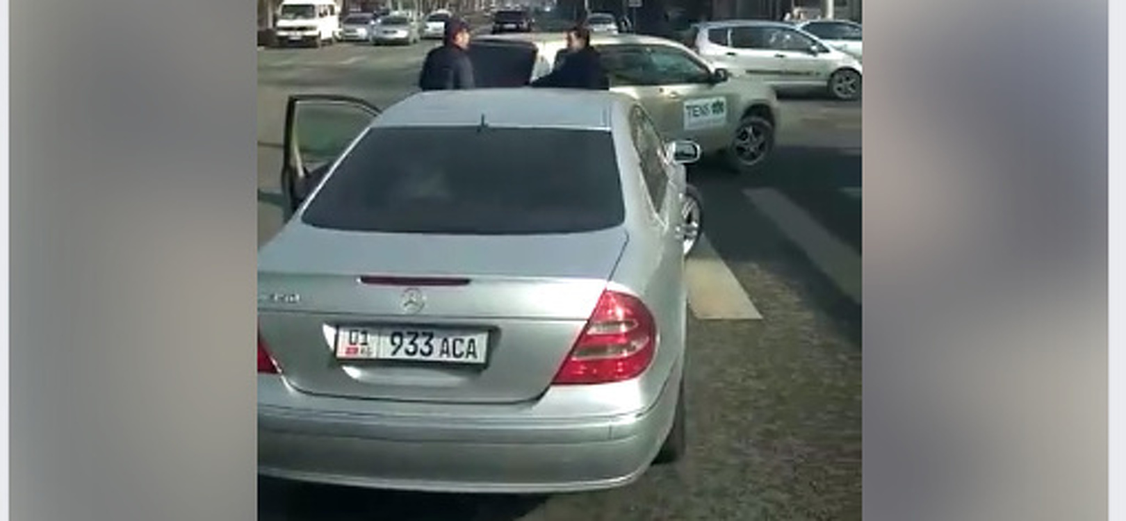 Видео - В Бишкеке водитель на Mercedes-Benz избил пожилого водителя — Today.kg